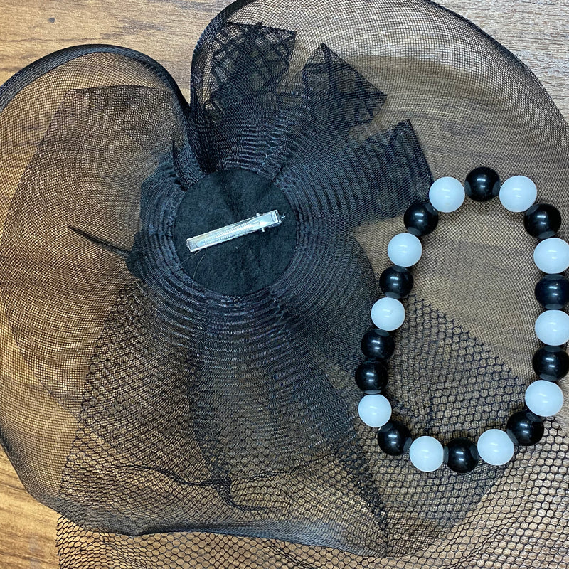 Accessoires Damen, Fascinator und Perlenkette