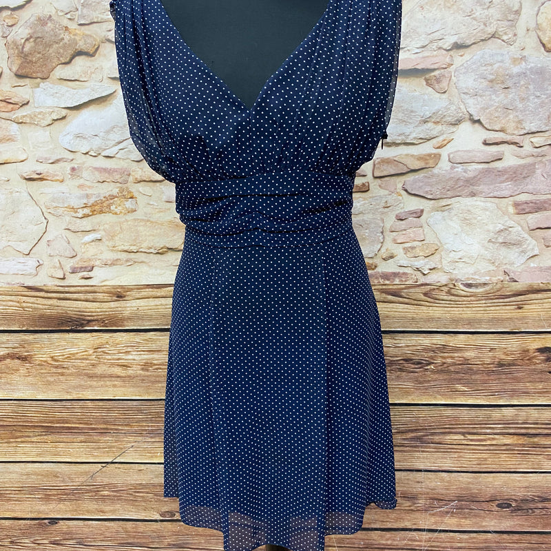 Blau, weißes Kleid mit Pünktchen 40er Jahre Stil, schwingend