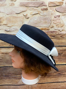 Vintage Hut aus Wollfilz dunkelblau weiß mit breiter Krempe
