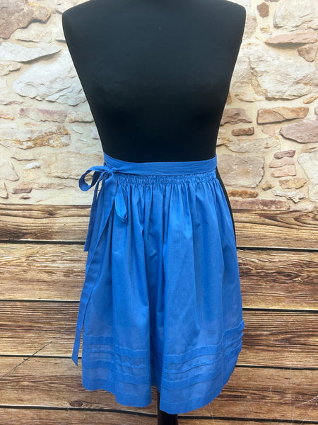 „Blaue Vintage-Dirndlschürze aus Baumwolle mit Schleifenband am Bund auf Schneiderpuppe“