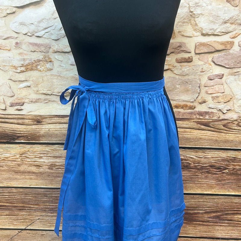 „Blaue Vintage-Dirndlschürze aus Baumwolle mit Schleifenband am Bund auf Schneiderpuppe“