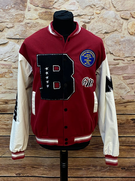 „BoohooMAN rote College Jacke in Größe XL mit großen Chenille-Patches und weißen Ärmeln“