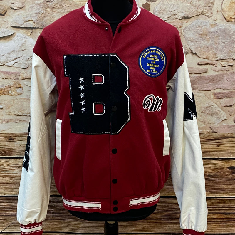 „BoohooMAN rote College Jacke in Größe XL mit großen Chenille-Patches und weißen Ärmeln“