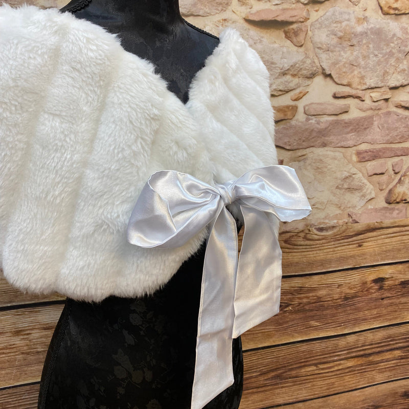 „Detailansicht der weißen Braut-Stola mit elegant gebundener Schleife, Gr. 40“