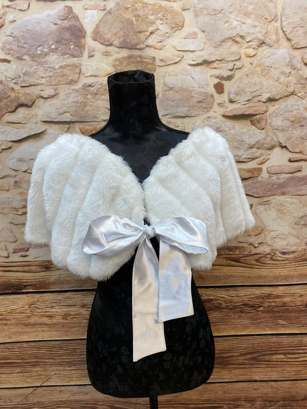„weißes Braut-Cape aus Kunstfell mit Satin-Schleife in Größe 40“
