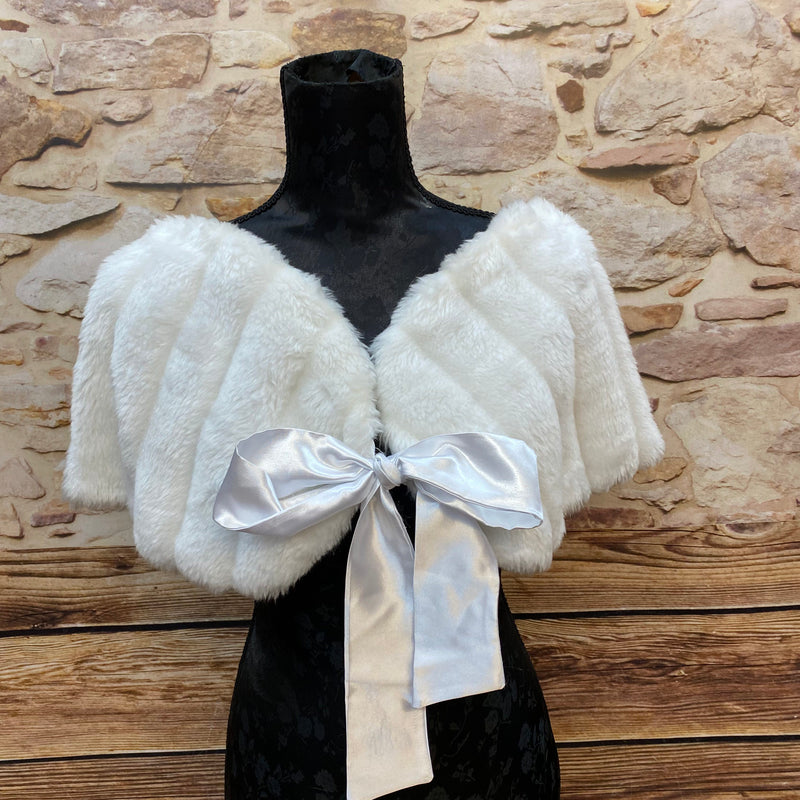 „weißes Braut-Cape aus Kunstfell mit Satin-Schleife in Größe 40“