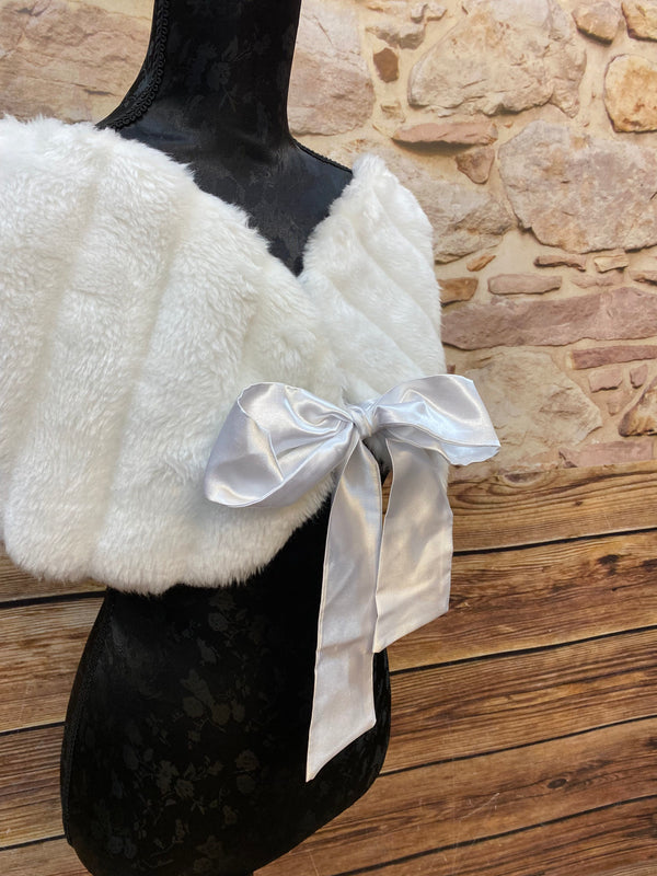 „Detailansicht der weißen Braut-Stola mit Satinband, Größe 42“