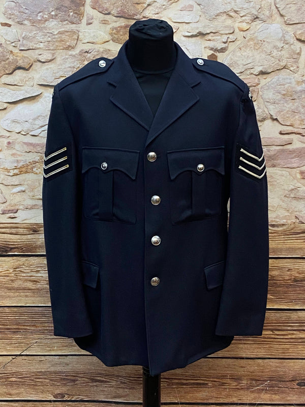 Vorderansicht einer dunkelblauen britischen Polizei-Uniformjacke mit silbernen Knöpfen.