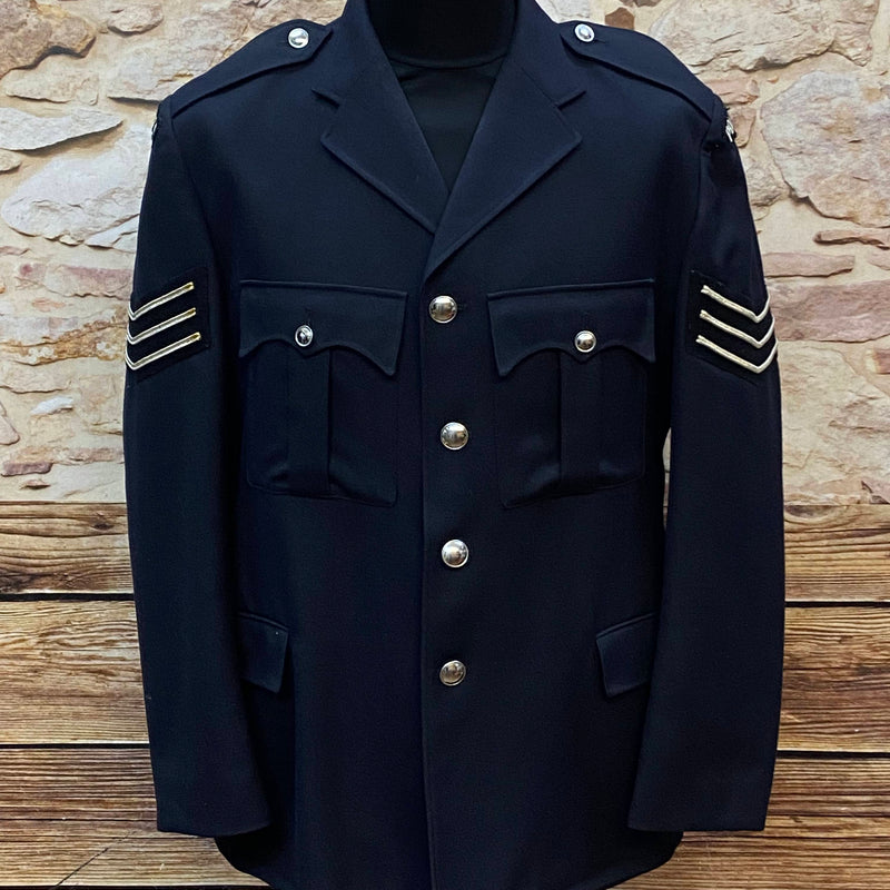 Vorderansicht einer dunkelblauen britischen Polizei-Uniformjacke mit silbernen Knöpfen.