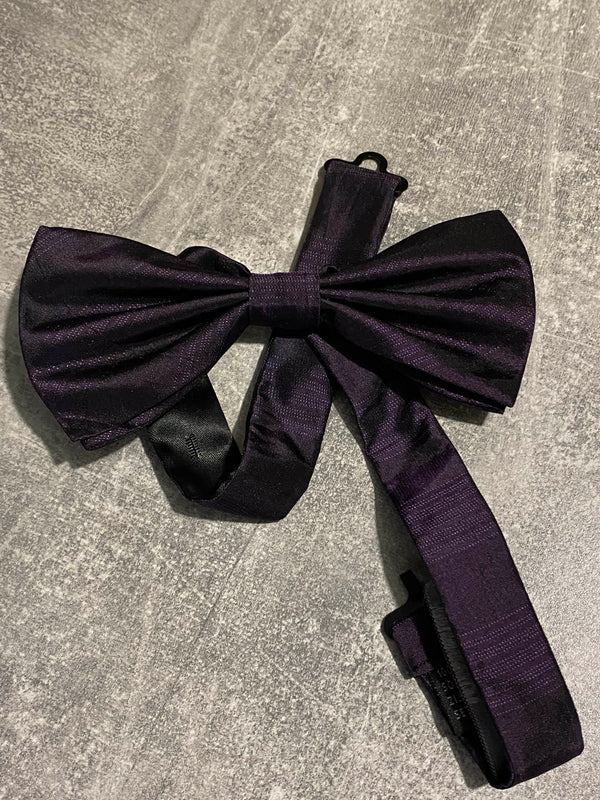 „Bugatti Herren Fliege aus violetter Seide – elegante Schleife auf grauem Hintergrund