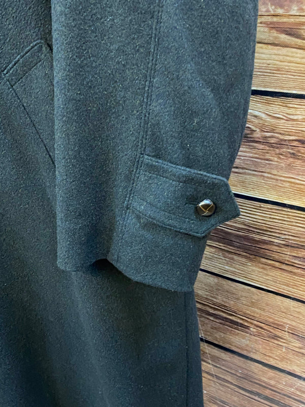 „Detailaufnahme der Ärmelmanschette mit Knopf am Loden-Mantel“