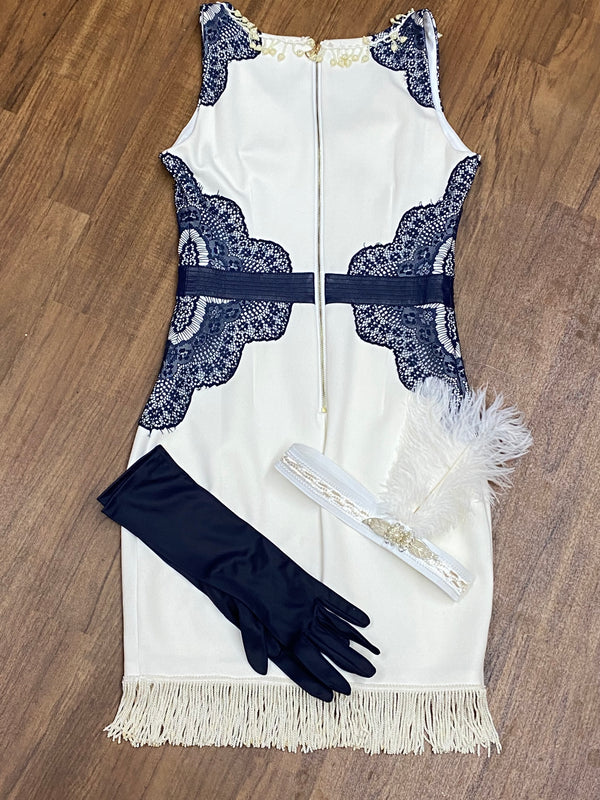 cremeweiße Fransenkleid mit dunkelblauen Spitzenapplikationen, passende dunkelblaue Handschuhe, sowie den weißen Federkopfschmuck Größe 34