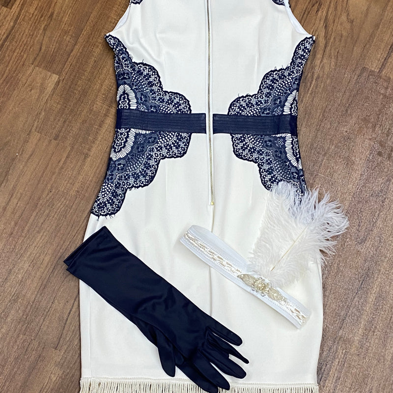 cremeweiße Fransenkleid mit dunkelblauen Spitzenapplikationen, passende dunkelblaue Handschuhe, sowie den weißen Federkopfschmuck Größe 34