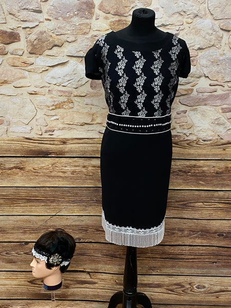 Schwarzes Charleston-Kleid mit hellen Fransen und Kopfschmuck, Damen-Kostüm im 20er Jahre Stil, hochwertig, Unikat, Gr.46