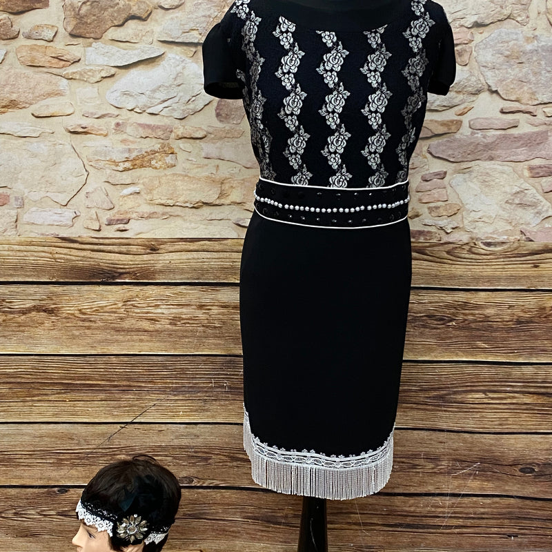 Schwarzes Charleston-Kleid mit hellen Fransen und Kopfschmuck, Damen-Kostüm im 20er Jahre Stil, hochwertig, Unikat, Gr.46