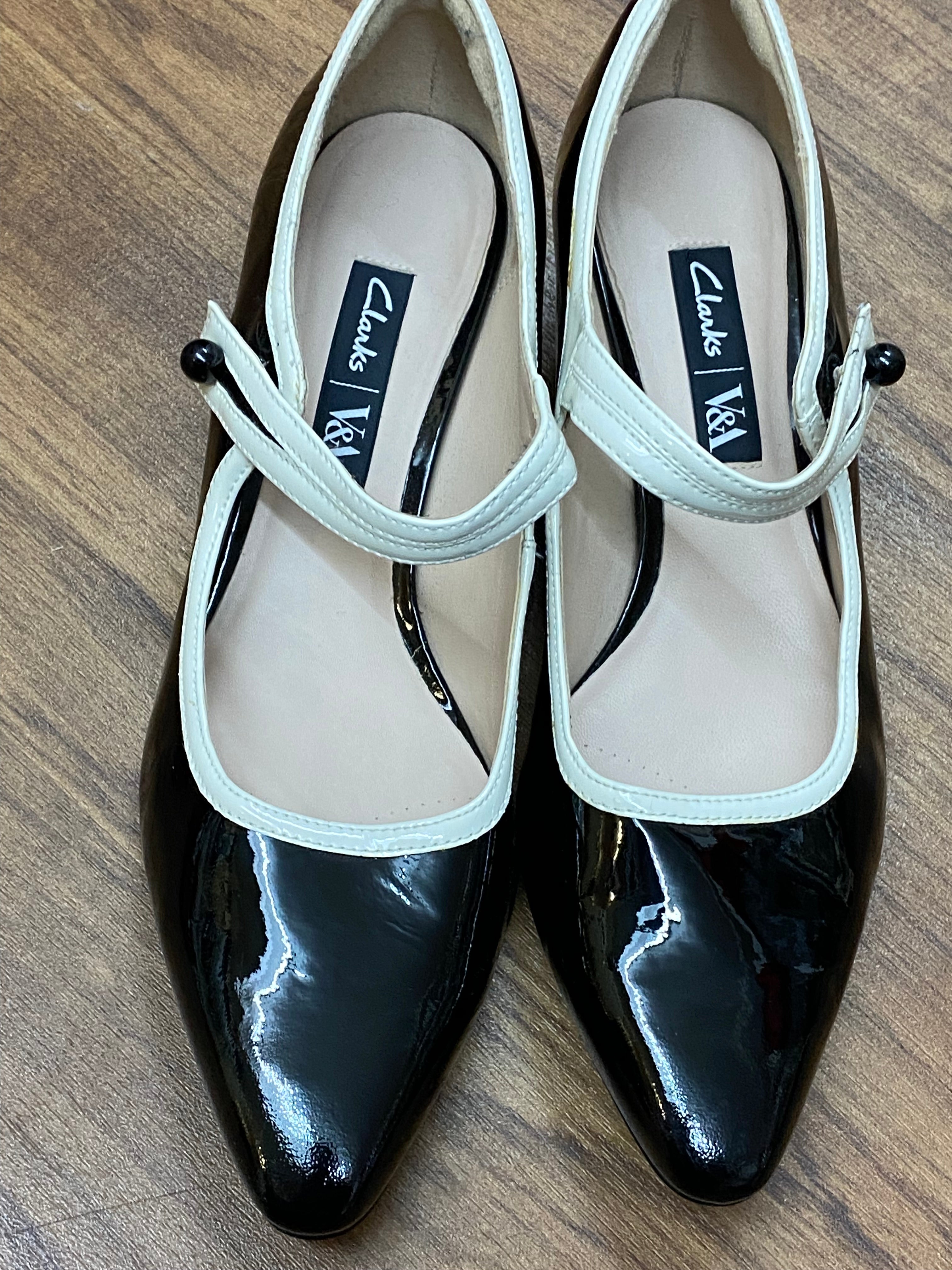 Damen Schuh von Clarks, Lackleder schwarz/weiß Gr.40