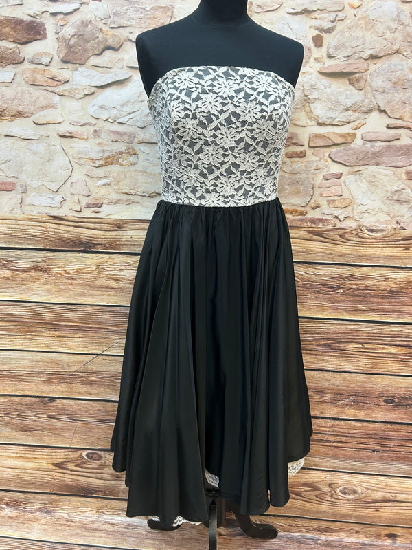 „Vintage Cocktailkleid Vera Mont in Größe 34, schulterfrei mit cremefarbener Spitze und schwarzem Tellerrock Vorderansicht“