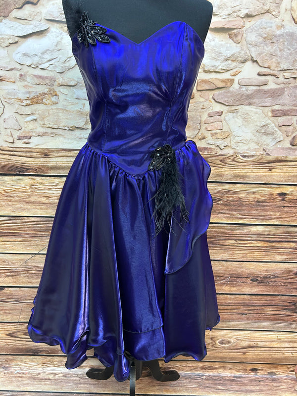 „Vintage Cocktailkleid lila Satin Federn Pailletten 80er Gr 34 Vorderansicht