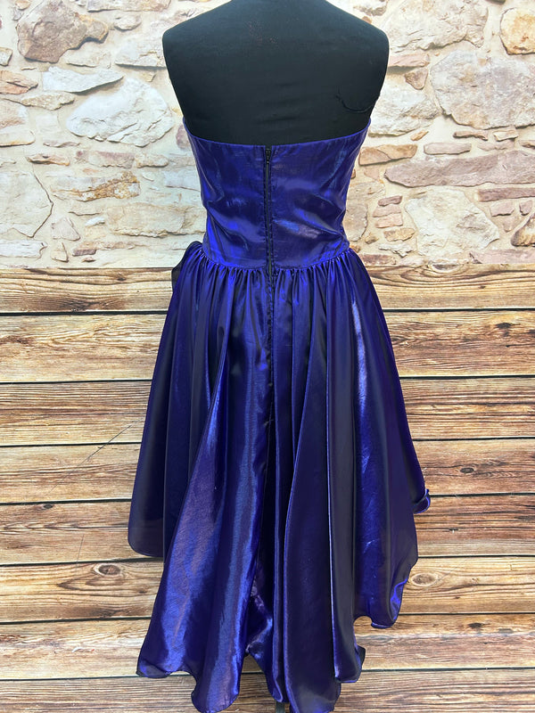 „Vintage Cocktailkleid lila Satin Federn Pailletten 80er Gr 34 Rückenansicht