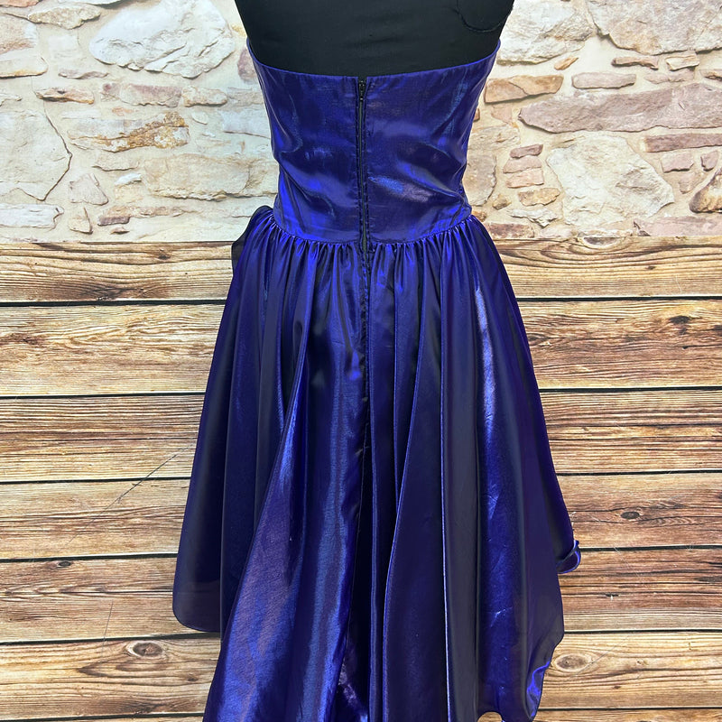 „Vintage Cocktailkleid lila Satin Federn Pailletten 80er Gr 34 Rückenansicht
