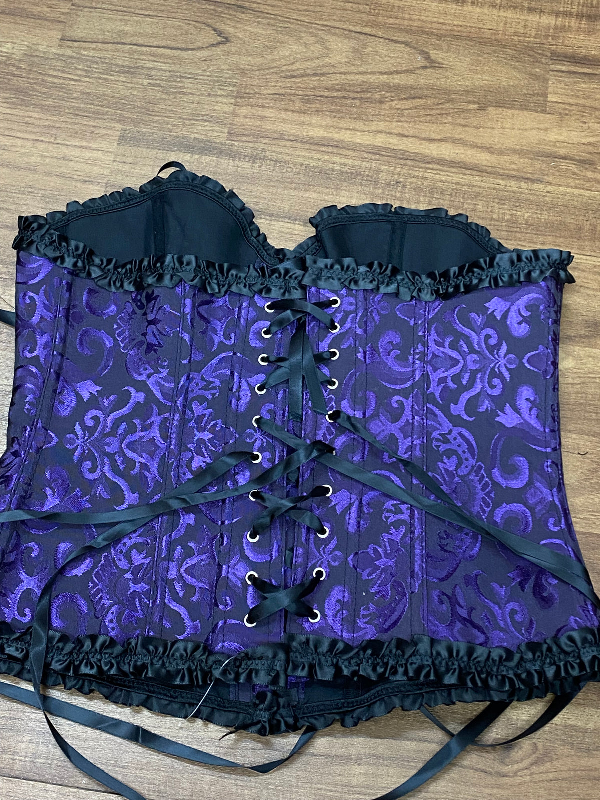 Corsage violet à volants noirs taille XL 