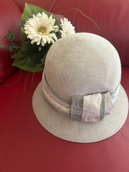 Hellgrauer Damen Cloche Hut aus Wollfilz mit grauem Satinband, handgefertigt in Deutschland, im Stil der 1920er Jahre.