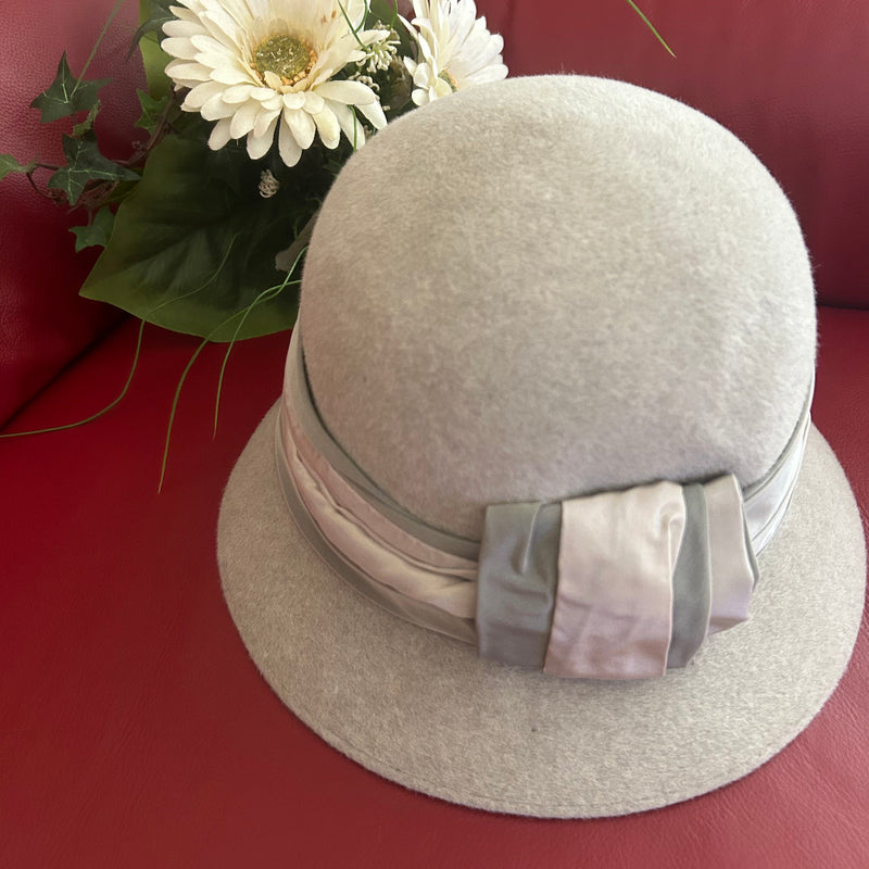Hellgrauer Damen Cloche Hut aus Wollfilz mit grauem Satinband, handgefertigt in Deutschland, im Stil der 1920er Jahre.