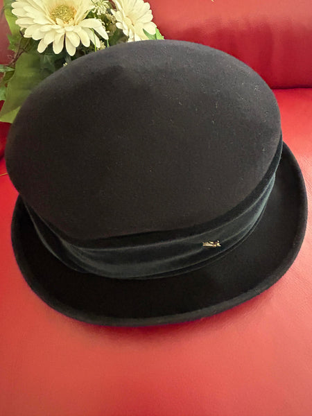 Schwarzer Damen Hut im 20er-Jahre Gatsby-Stil, Größe 58, aus Wolle mit breitem Hutband.