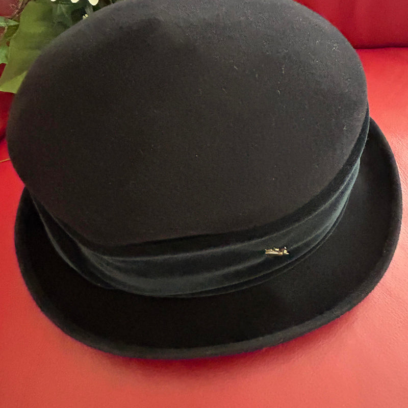 Schwarzer Damen Hut im 20er-Jahre Gatsby-Stil, Größe 58, aus Wolle mit breitem Hutband.