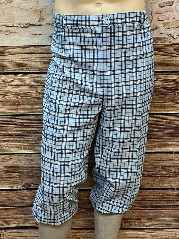Damen-Knickerbocker Gr. 48, hellgrau-blau kariert, 20er-Jahre-Stil, neu und ungetragen, wadenlang, Maße: Bundweite 104 cm, SL 55 cm, Länge 87 cm.