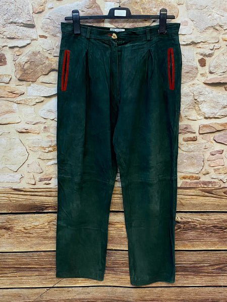 Dunkelgrüne Damen Trachten-Lederhose mit roten Taschenakzenten