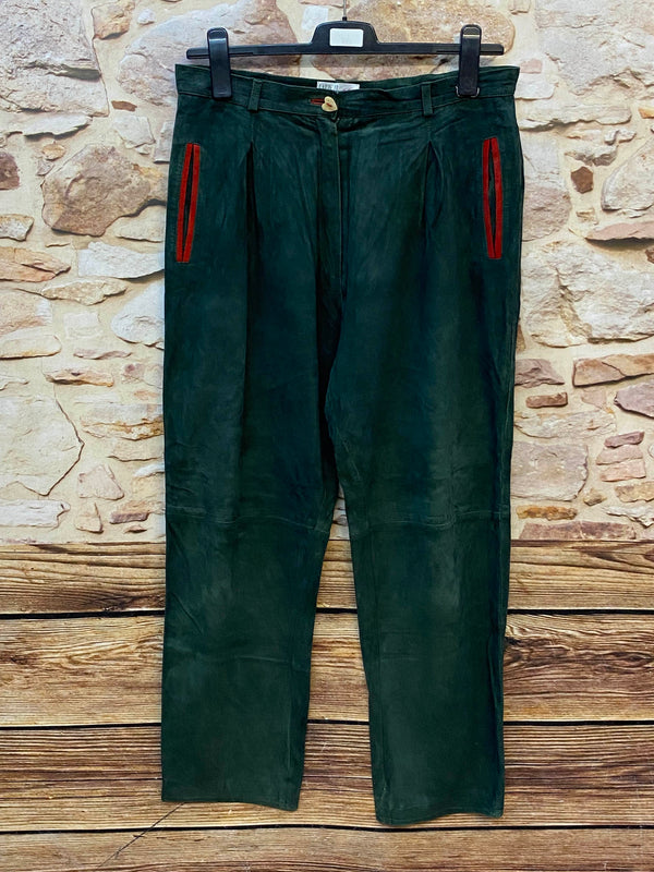 Dunkelgrüne Damen Trachten-Lederhose mit roten Taschenakzenten