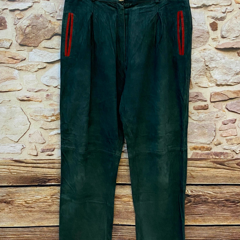 Dunkelgrüne Damen Trachten-Lederhose mit roten Taschenakzenten