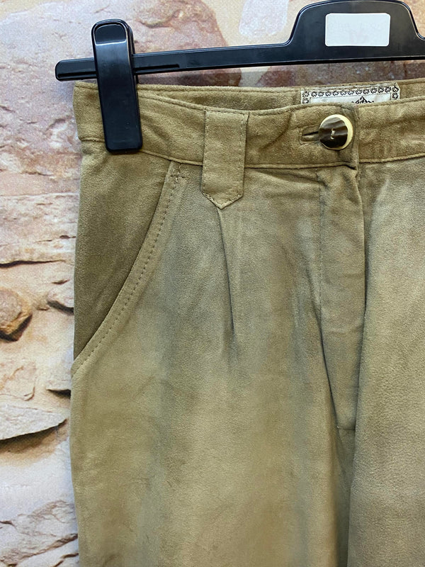 „Detailansicht vom Bund der olivfarbenen Damen Lederhose mit Gürtelschlaufen und Knopfverschluss“