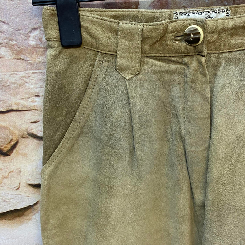 „Detailansicht vom Bund der olivfarbenen Damen Lederhose mit Gürtelschlaufen und Knopfverschluss“