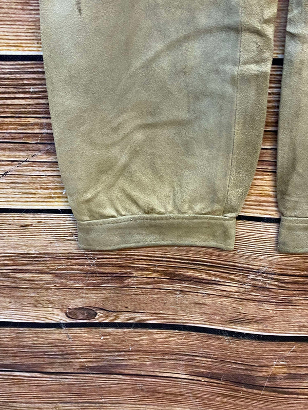 „Rückansicht der langen Damen Trachtenlederhose in Oliv Beige mit geradem Schnitt“