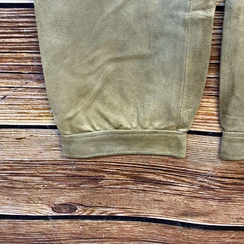 „Rückansicht der langen Damen Trachtenlederhose in Oliv Beige mit geradem Schnitt“