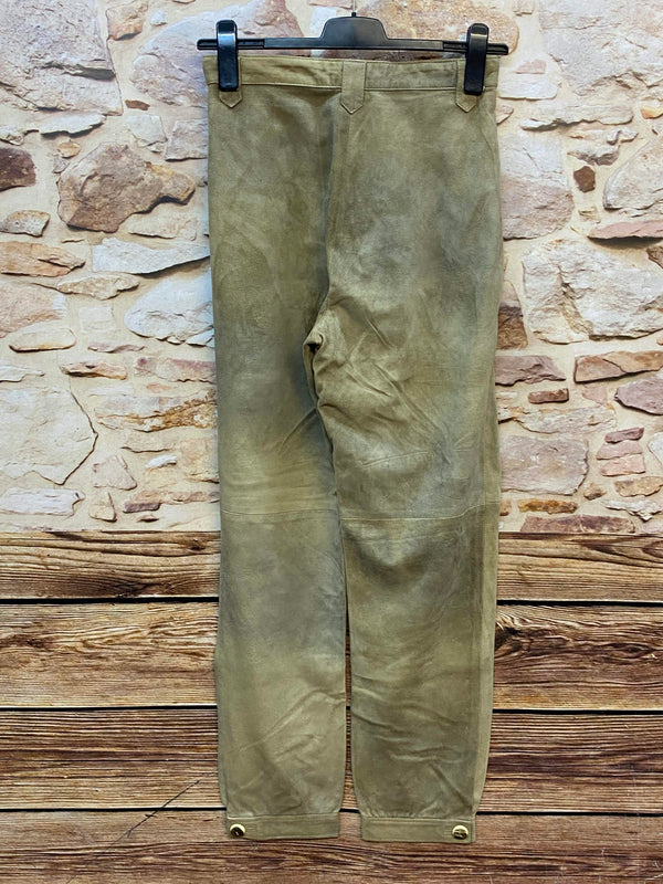„Rückansicht der langen Damen Trachtenlederhose in Oliv Beige mit geradem Schnitt“