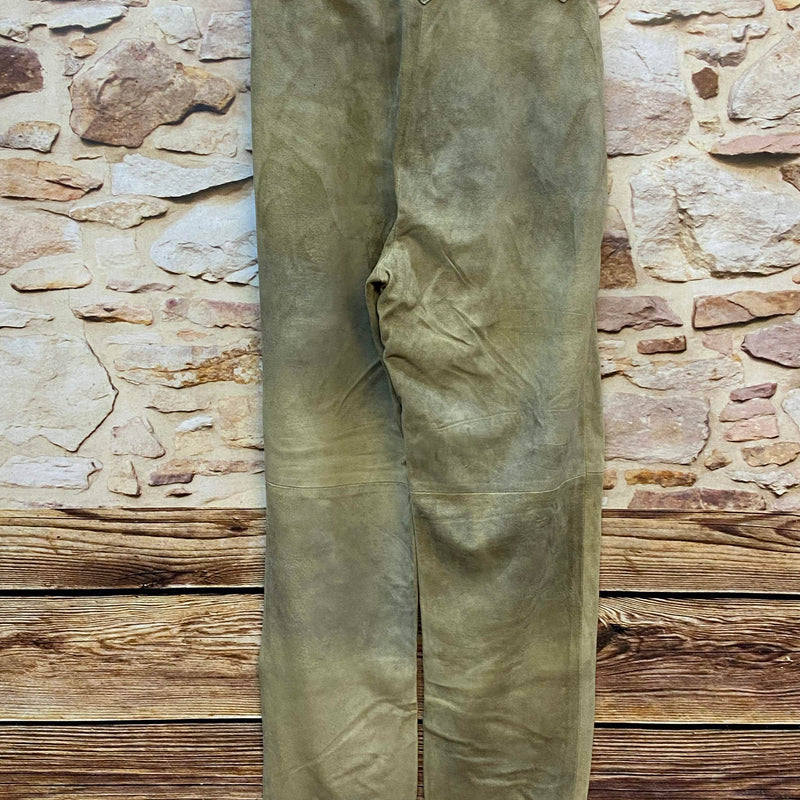 „Rückansicht der langen Damen Trachtenlederhose in Oliv Beige mit geradem Schnitt“
