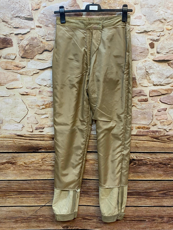 „Innenansicht der Damen Trachtenlederhose mit Futter und Lederverarbeitung“