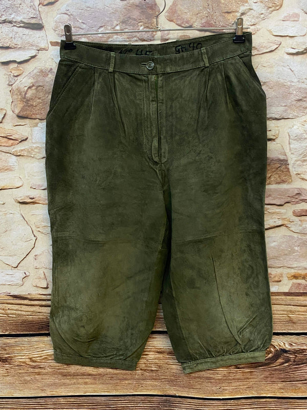 Vintage Damen Trachtenlederhose in 3/4-Länge Gr. 40 aus olivgrünem Veloursleder mit Bundfalten und gerafften Beinabschlüssen