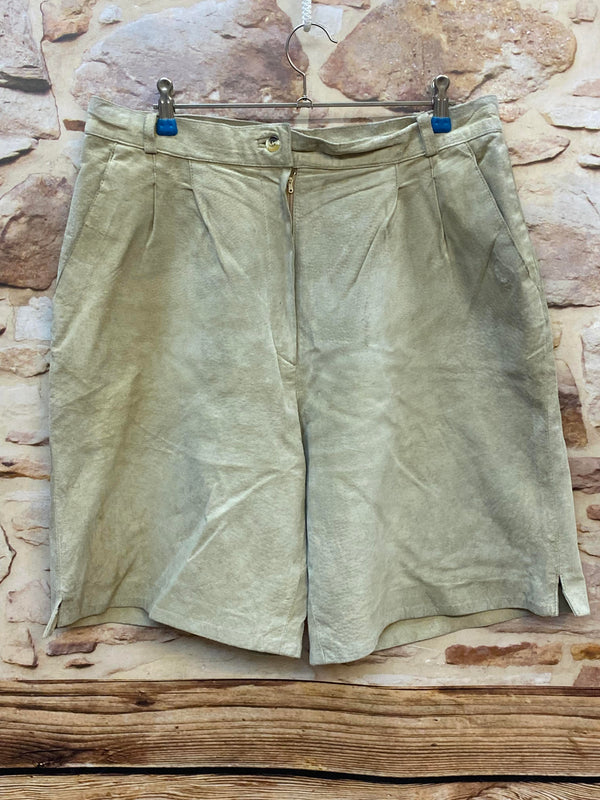 Kurze Damen Trachtenlederhose beige Größe 42 aus echtem Veloursleder