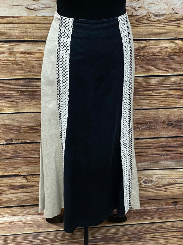 „Zweifarbiger Trachtenrock in Schwarz-Beige mit Klöppelspitze von Country Line Größe 42“