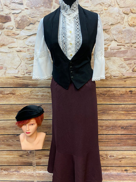Damen-Kostüm im 50er Jahre Stil, Größe 38. Mit Original 50er Jahre Hut, Vintage Weste und femininer Spitzenbluse – ein stilvolles Unikat!