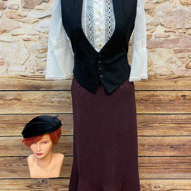 Damen-Kostüm im 50er Jahre Stil, Größe 38. Mit Original 50er Jahre Hut, Vintage Weste und femininer Spitzenbluse – ein stilvolles Unikat!