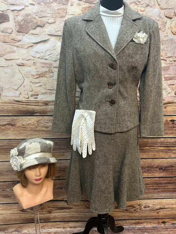 Ensemble in ca.Größe 4, das Tweed-Kostüm umfasst eine Tweed-Jacke, einen passenden Rock, eine Vintage-Bluse, Vintage-Handschuhe und einen handgefertigten Hut. Größe 40, Farbe braun Meliert