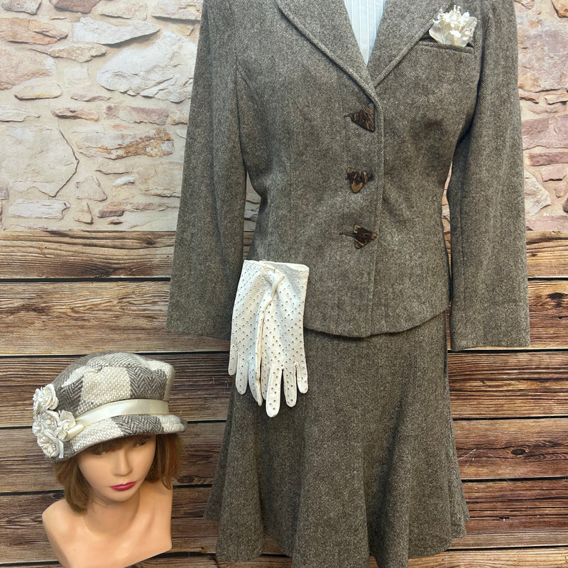 Ensemble in ca.Größe 4, das Tweed-Kostüm umfasst eine Tweed-Jacke, einen passenden Rock, eine Vintage-Bluse, Vintage-Handschuhe und einen handgefertigten Hut. Größe 40, Farbe braun Meliert