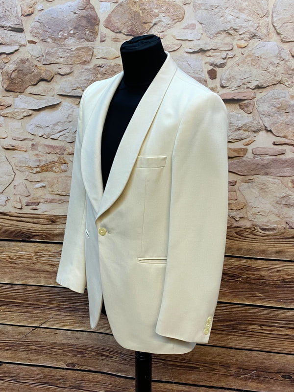„Elegantes Dinner Jacket Herren Creme Seitenansicht Smoking Stil“