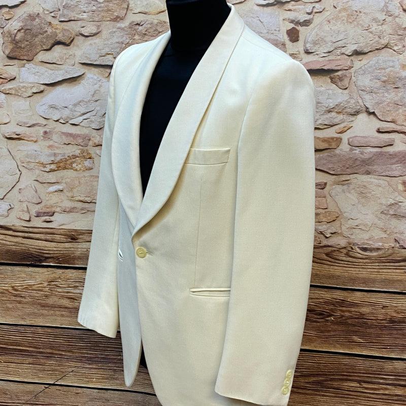 „Elegantes Dinner Jacket Herren Creme Seitenansicht Smoking Stil“