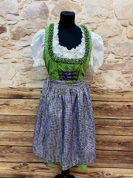 „Grünes Dirndl mit weißer Dirndlbluse und gemusterter Schürze, Vorderansicht“